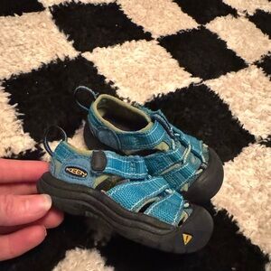 Keen Newport H2 toddler's water sandals in blue and green.